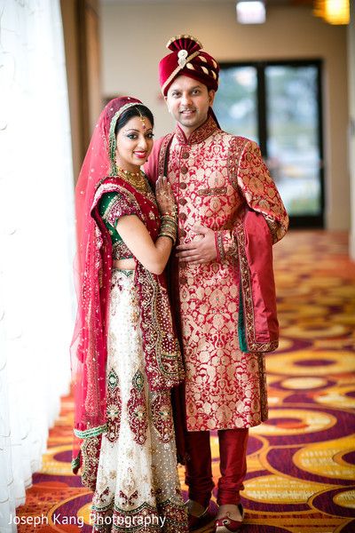 Portraits http://maharaniweddings.com/gallery/photo/28816 विवाह की दुल्हन, Wedding Photography India, शादी की तस्वीरें, Dulha Dulhan, Indian Bride Photography Poses, Indian Wedding Poses, Groom Photoshoot, Indian Wedding Bride, Indian Wedding Photography Couples