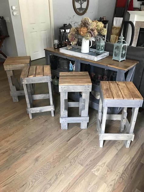 Pallet Stringer Bar Stools Look Pretty Cool! • 1001 Pallets Bar Con Pallet, Palet Bar, Bar Stool Bench, Pallet Bar Stools, Casa In Pallet, Pallet Benches, Pallet Stool, Do It Yourself Decoration, Bar Bench