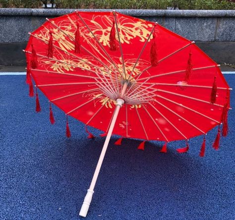 China Umbrella, Taiwanese Wedding, 10 Years Girl Dress, Red Kimono Outfit, Chinese Parasol, Chinese Christmas, Chinese Umbrella, Japanese Room, Red Kimono