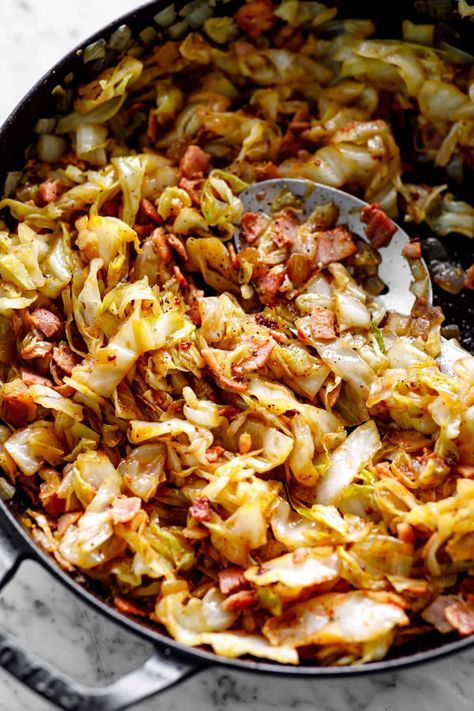 Fried Cabbage with bacon #lowcarb #keto #cabbage #sidedish #easyrecipes Best Cabbage Recipe, Cabbage Dishes, Fried Cabbage Recipes, Cabbage Side Dish, Sweet And Sour Cabbage, Sour Cabbage, Bacon Fried Cabbage, Cafe Delites, Cabbage And Bacon