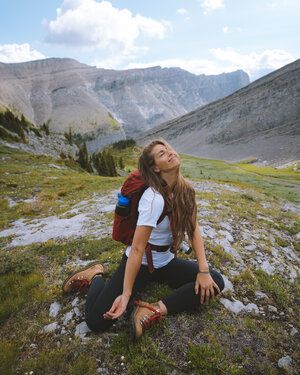 Andrea Ference, Spring Hiking Outfits, Hiking Outfit Ideas, Wander Outfit, 2025 Goals, Hiking Attire, Fun First Dates, Outdoor Outfits, Mountains Aesthetic