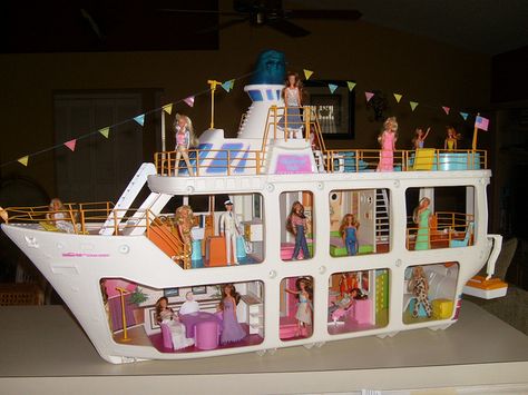 The Christmas when I received my Glamour Gals Cruise ship I cried I was so overwhelmed that I actually got it. Barbie Cruise Ship, Glamour Gals, Barbie Playsets, Barbie Doll Set, ด�ินปั้น Polymer Clay, Barbie Doll House, Barbie Toys, Barbie Diy, Barbie Dream