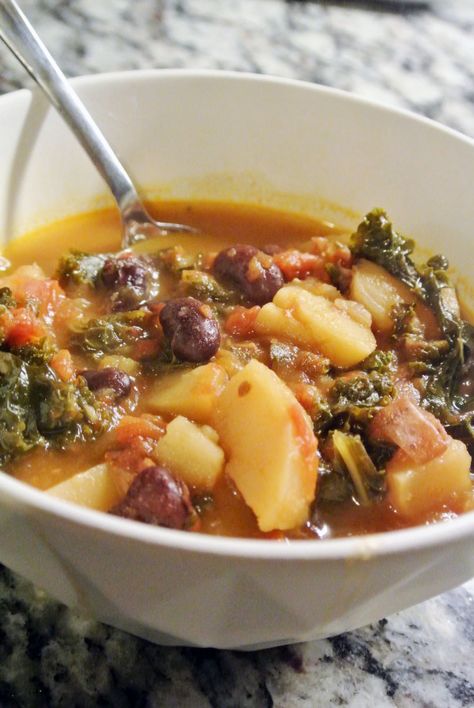 Portuguese Kale Soup, Portuguese Soup, Chorizo Soup, Soup Slow Cooker, Kale Soup, Slow Cooker Recipe, Soup Recipes Slow Cooker, Slow Cooker Soup, Portuguese Recipes