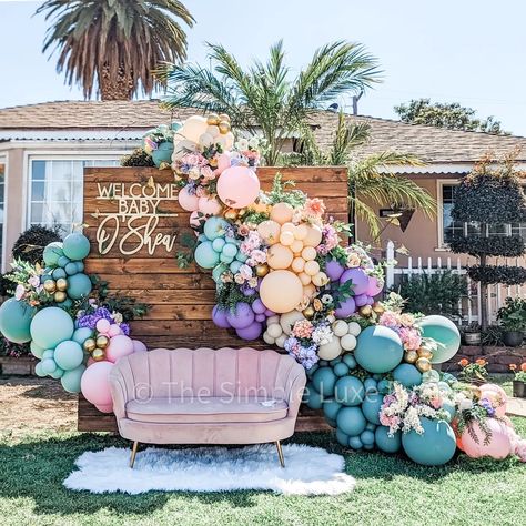 Flowers And Butterflies Backdrop, Wildflower Balloon Arch, Flower Wall With Balloons, Spring Balloon Arch, Sundowner Party, Spring Balloons, Baby Shower Backdrop Ideas, Baby Shower Backdrops, Woodsy Baby Showers