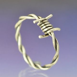 Barbed wire ring. Seems easy enough Easy Wire Ring Ideas, Easy Wire Crafts, Easy Rings To Make, Easy Wire Art, Easy Wire Rings, Wire Rings Ideas, Cute Wire Rings, Wire Ring Tutorial, Wired Rings