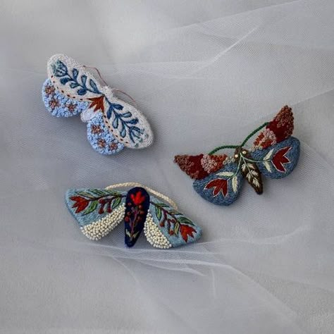 Embroidery Jewelry Diy, Moth Embroidery, Embroidered Brooches, Butterfly Jewellery, Hand Embroidered Jewelry, Embroidery Brooch, Yarn Thread, Luna Moth, Bead Embroidery Jewelry