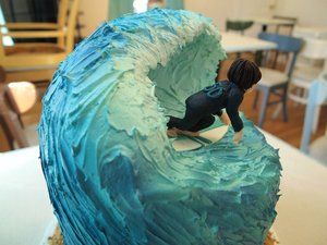 Surfing Cake with Buttercream Wave and Sculpture Surfing Cakes, Surfing Cake, Surfboard Cake, Surfer Cake, Beach Bday, Surfer Wedding, Surf Cake, Surf Birthday Party, Wave Cake