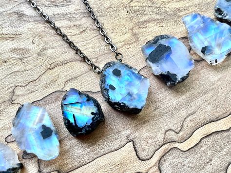 Real Rainbow, Moonstone Necklace Silver, Raw Moonstone, Black Tourmaline Necklace, Raw Crystal Necklace, Gemstone Necklaces, Crystal Necklaces, Silver Chains, Blue Moonstone