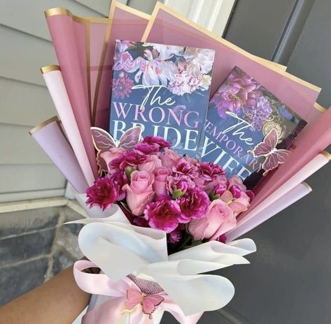 Book And Flower Bouquet, Book Bouquet Gift, Book Flower Bouquet, Friendship Gifts Diy, Book Lovers Gift Basket, Book Bouquet, Traditional Flowers, Diy Bouquet Wrap, Diy Birthday Gifts For Friends