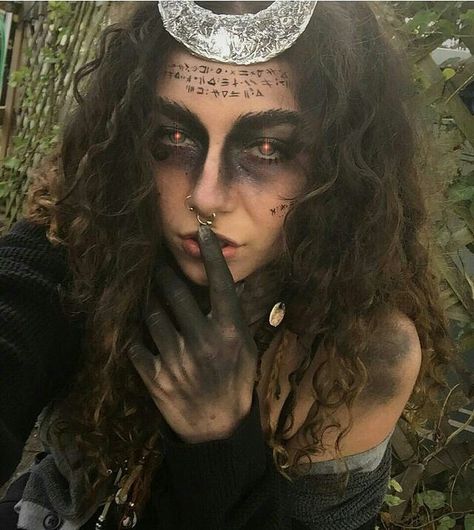 Halloween Makeup Girl, Make Up Diy, Makeup Zombie, Halloweenský Makeup, Devil Makeup, Scary Witch, Witch Makeup, Halloween Zombie, Halloween Tattoo