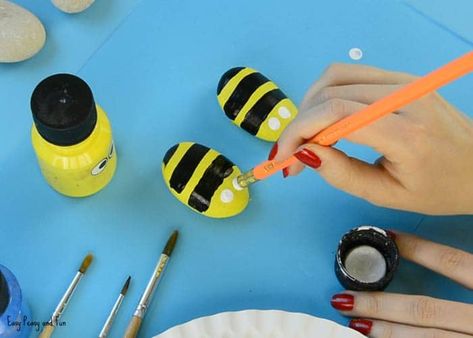 Bee Painted Rocks - Easy Peasy and Fun Bee Art For Kids, Artsy Activities, Painting Pavers, Bee Ideas, Bee Rocks, Rock Painting Flowers, Rock Painting Supplies, Painting Videos Tutorials, Diy Apron