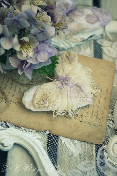 Butterfly Cottage, Purple French, Lavender Cottage, Decoration Shabby, Etiquette Vintage, Blue Butterfly, Shades Of Purple, Vintage Chic, Altered Art