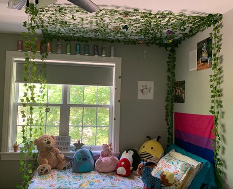 Squishmallows Aesthetic Bed, Heartstopper Bedroom Aesthetic, Pride Flag Bedroom Aesthetic, Pride Flag In Room Aesthetic, Flags In Bedroom Ideas, Pride Flag In Room, Heartstopper Bedroom, Pride Flag Bedroom, Pride Bedroom Ideas