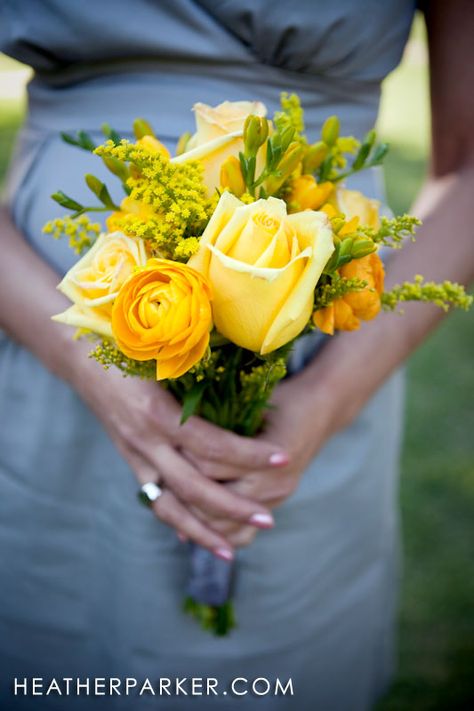 Yellow Prom Bouquet Ideas, Yellow Prom Bouquet, Yellow Bridesmaid Bouquet, Yellow Flowers Bouquet, Bridesmaids Blue, Prom Flowers Bouquet, Yellow Flowers Painting, Wedding Rainbow, Yellow Bridal Bouquets