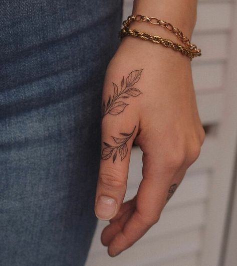 Simple Finger Tattoo, Simple Hand Tattoos, Tato Suku, Finger Tattoo Ideas, Thumb Tattoos, Tato Minimal, Tato Jari, Wrap Tattoo, Finger Tattoo For Women