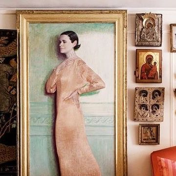 The Maximalist Dreamer on Instagram: "The fabulously extravagant home of Gloria Vanderbilt! Portrait by Aaron Shikler. ... #interiordesign #interior #interiordecor #vanderbilt #gloriavanderbilt #portrait #manhattan #manhattanapartments #art #gallerywall #salonwall #frenchfurniture #antiquefurniture #vintagefurniture #screen #antiquescreen #eclectic #eclecticdecor #traditonaldecor #maximal #maximaliststyle #maximalism" Arrange Furniture, Extravagant Homes, Old Westbury, New York Apartment, Celebrity Houses, Gloria Vanderbilt, Pics Art, Elle Decor, The Wall