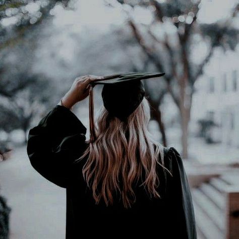 Graduation Photography Poses, Graduation Poses, Vision Board Photos, Vision Board Pictures, Graduation Picture Poses, Grad Photoshoot, Pose Fotografi, The Pretty Reckless, Graduation Photography