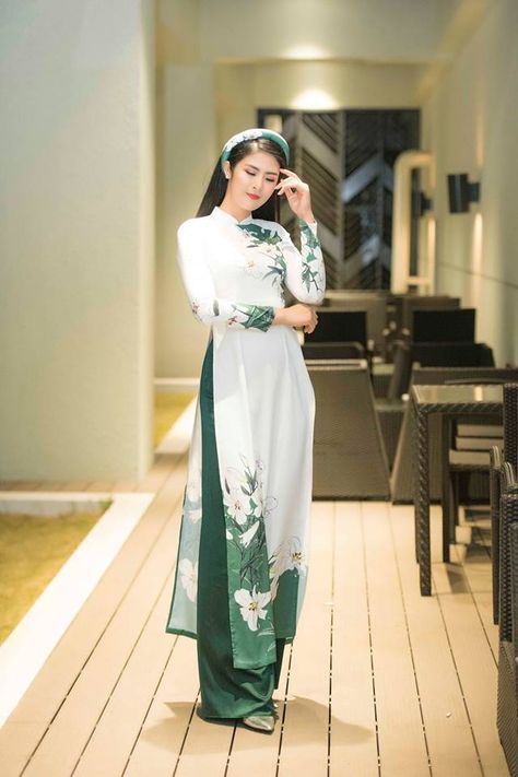 Au Dai, Green Ao Dai, Asian Gowns, Ao Dai Modern, Ao Dai Vietnamese, Modern Ao Dai, Chinese Fancy Dress, Vietnamese Ao Dai, Asian Style Dress