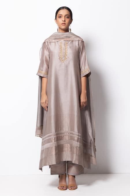 Buy Grey Kurta Handwoven Chanderi Silk Dupatta Chanderi Pant Set For Women by Bhavik Shah Online at Aza Fashions. Chanderi Suits Design, Suits For Women Indian, Grey Kurta, Chanderi Silk Suits, Silk Kurta Set, Chanderi Dupatta, Zardozi Embroidery, Indian Designer Suits, A Line Kurta