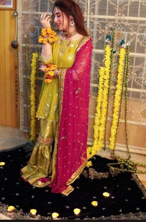 New Mehndi Dress Design, Umbrella Sleeves Design, Mehndi Dress Ideas, Easy Sleeves Design, Mayon Dress, Simple Mehndi Dresses, Mehndi Dress For Bride, Mehendi Dress, Pakistani Mehndi Dress