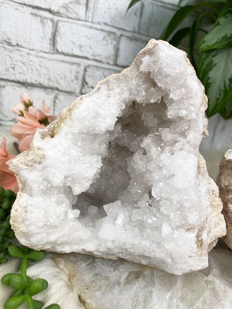 Large Morocco Quartz geodes! These pieces are amazing! All but one of these has a matching pair. The feature a striking white quartz center and a light tan outer matrix rock. They have tons of sparkle, some being more chunky and some being more of a druzy formation. These morocco geodes work PERFECTLY with just about any home decor theme, especially boho, desert vibes, beachy, even modern. These are a great way to add a statement crystal without absolutely breaking the bank. Pairs are showing me Quartz Crystal Decor, Big Crystals, Geode Crystals, Pretty Crystals, Large Geode, Minerals Crystals Stones, Geode Rocks, Boho Desert, Rock Gifts