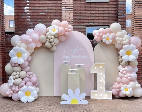 18 First Birthday Party Themes For Girls Princess Birthday Party Decor, Arch Backdrops, Flower Birthday Party, Fest Temaer, Princess Birthday Party Decorations, Baby Birthday Decorations, Daisy Party, Baby Birthday Themes