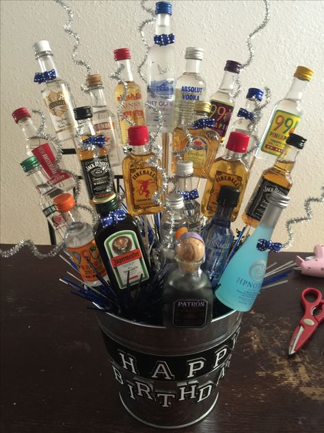 Diy 21st Birthday Gifts, Booze Gift, Liquor Gift Baskets, Liquor Bouquet, Candy Homemade, Wine Gifts Diy, Fundraiser Baskets, Fireball Whiskey, Liquor Gifts