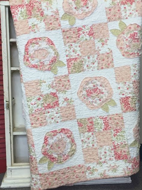 Ragged Quilts, Shabby Chic Quilt Patterns, Rose Quilts, Roses Quilt, Quilt Flowers, French Quilt, French Roses, Shabby Chic Quilts, Cottage Quilt