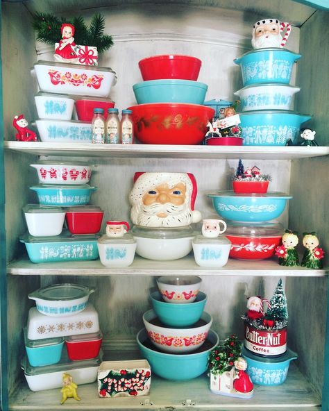 Christmas Pyrex Display, Pyrex Christmas Display, Christmas Pyrex, Christmas Hutch, Vintage Pyrex Collection, Pyrex Display, Vintage Pyrex Patterns, Vintage Pyrex Dishes, Corelle Dishes