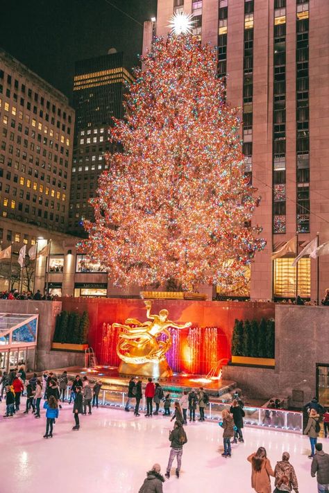 Rockefeller Christmas Tree, New York Noel, Rockefeller Center Christmas, Rockefeller Center Christmas Tree, New York City Christmas, Nyc Holidays, Christmas Stock Photos, Weekend In Nyc, Voyage New York