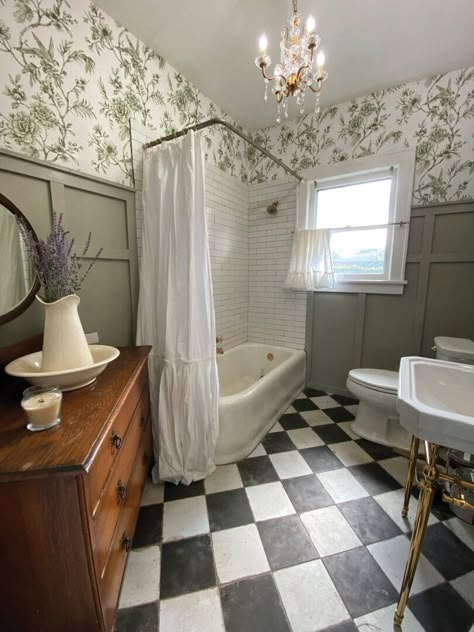 Vintage House Outside Victorian, Bathroom Ideas For Old Houses, Small Bathroom Old House, Classic Farmhouse Bathroom Design, 1880s Home Victorian Interiors, 1920 Cottage Interior, Old House Living Room Remodel, Craftsman House Living Room, 1900 Decor Interiors