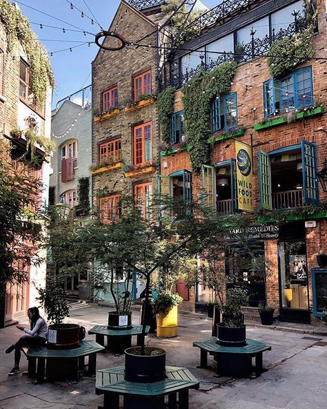 2024 Manifesting, Bars In London, Cozy Library, Neal's Yard, London Girl, London Summer, London Bars, Voyage Europe, Visit London