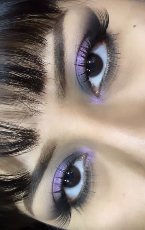 Makeup Ideas For Events, 90s Purple Makeup, Sharp Eyeshadow Looks, Easy Makeup Ideas Aesthetic, Y2k Purple Eyeshadow, Purple Princesscore, 2k Makeup Look, 2000s Eyeshadow Looks, Dark Purple Quince Makeup