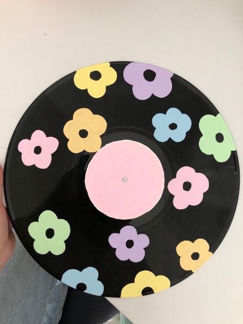 Simple Vinyl Painting Ideas, Cute Vinyl Record Paintings, Cute Record Paintings, Record Painting Ideas Simple, Flower Painted Records, Vinyl Disc Painting, Cute Record Painting Ideas, Record Painting Ideas Flowers, Simple Painted Records