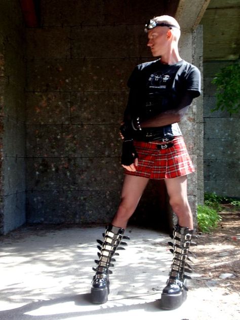 Hahaha...over the top but the micro skirt looks fine on a guy...https://es.pinterest.com/patagoniakid/ Alternative Fashion Skirts, Indie Outfits Alternative Fashion, Boys In Skirts, Guys In Skirts, Men Wearing Skirts, Gender Fluid Fashion, Genderless Fashion, Dark Academia Fashion, Rock Outfit