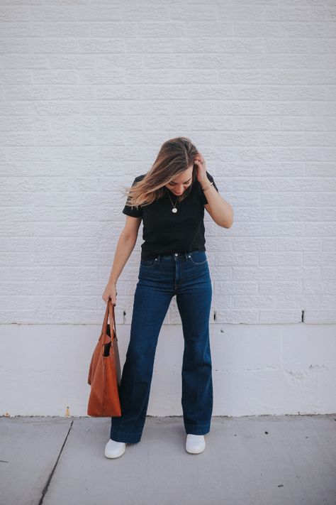 Flair Jean Outfits, Dark Flare Jeans Outfit, Bootcut Jeans Outfit Summer, Flare Jeans And Sneakers, Flared Jeans Outfit Summer, Outfit For Short Women, Flare Jeans Outfit Spring, Dark Washed Jeans Outfit, Jeans Outfit Inspiration