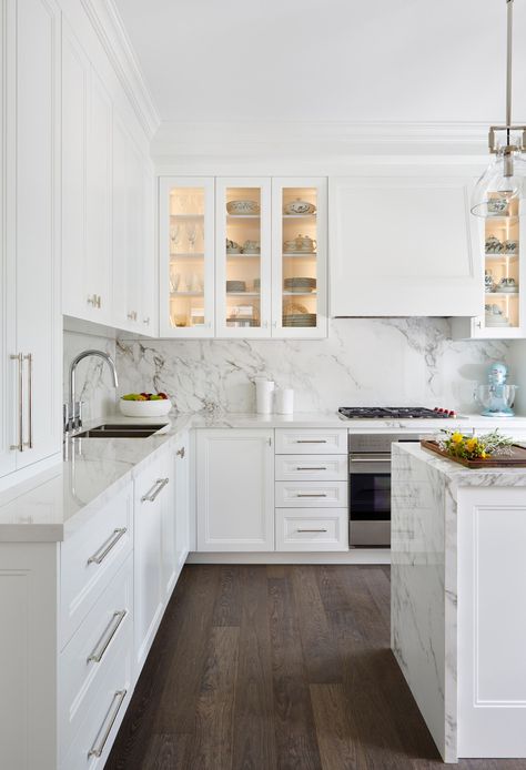 White Luxury Kitchen Backsplash Ideas with Marble and White Cabinets  Here we have another monochromatic kitchen that features white shaker cabinets and a white marble slab backsplash. White On White Kitchen, White Kitchen Marble Backsplash, White Luxury Kitchen, Monochromatic Kitchen, Kitchen Slab, Amazing Kitchens, Vision Design, White Marble Kitchen, White Shaker Kitchen