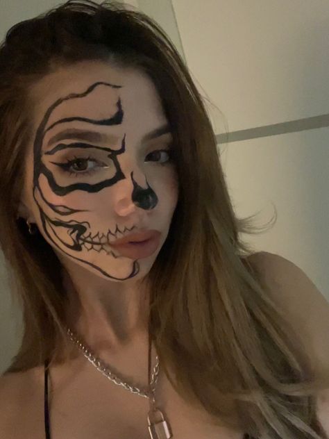 Eyeliner Skull Makeup, Womens Skull Makeup, Cat Makeup Looks Halloween, Monster Makeup Easy, Skull Makeup Half Face, Skull Costume Women, Halloween Makeup For School, Face Skull Makeup, Half Skull Makeup Halloween