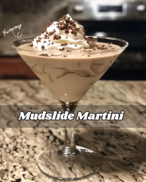 Mudslide Martini: A Decadent Dessert Cocktail - RecipeStrip Mudslide Martini, Classic White Russian Recipe, Baileys And Vodka, Chocolate Benefits, Martini Ingredients, Creamy Cocktails, Citrus Cocktails, Chocolate Martini, Mudslide