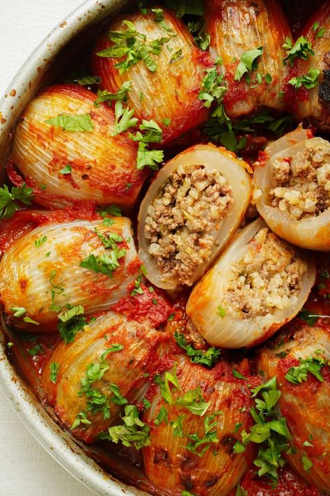 Greek Stuffed Onions (Salantourmasi) Food Recipes Around The World, Delicious Savory Recipes, Beef Recipes Healthy Clean Eating, Stuffed Veggies Recipes, Middle Eastern Stuffed Onions, Mediterranean Greek Recipes, Greek Aubergine Recipes, Greek Grape Leaves Stuffed, Traditional Greek Meals