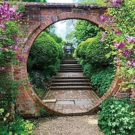 il giardino on Instagram: “Look mum! There’s an hole in the garden 🕳 🌺  Magic on the way 🧚‍♂️🌿 😁 . 💚 . Entry by 🧚‍♂️ @lara_bluelapis 🌿 Via @archigardenist/ from…” Moon Gates, Tor Design, Resort Ideas, Spring Gardens, Moon Gate, Jardim Diy, Country Garden Decor, Asian Landscape, Garden Wallpaper