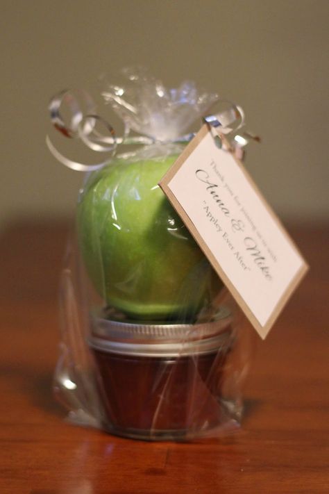 Caramel Apple Bridal Shower Favors, Apple Favors Cute Ideas, Apple Cider Party Favor, Carmel Apple Wedding Favor, Fall Themed Bridal Shower Ideas Favors, Fall In Love Bridal Shower Favors, Fall Shower Favors, Fall In Love Bridal Shower Ideas, Fall Bridal Shower Favors