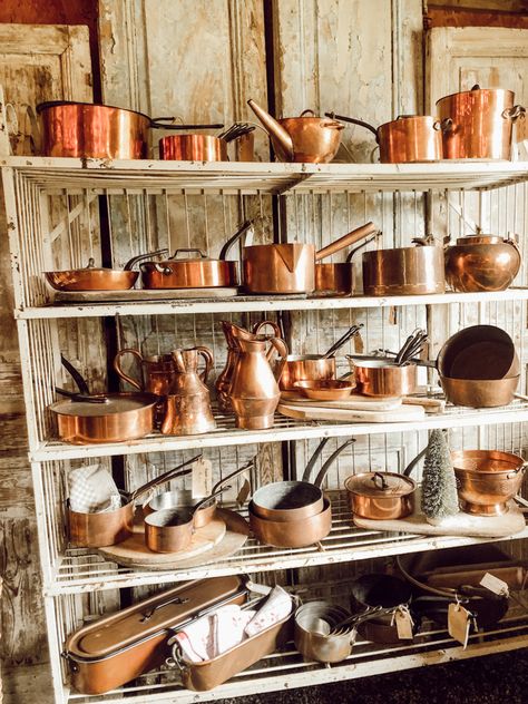 Copper Pots Display, Copper Pots And Pans, Rustic French Farmhouse, Country Deco, Grain Store, Vintage Copper Pots, French Farmhouse Kitchen, Stripping Furniture, Coastal Style Decorating