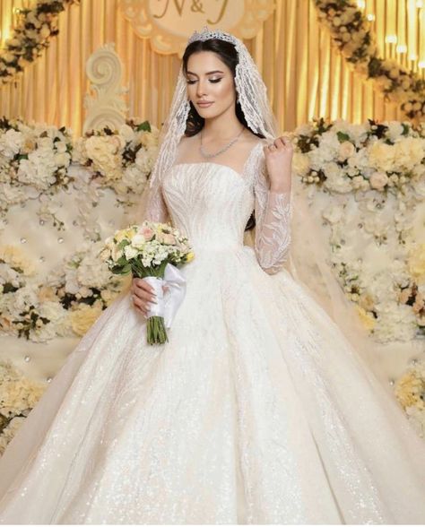 Choose Wedding Dress, Party Dresses With Sleeves, Plain Wedding Dress, Muslimah Wedding Dress, Muslimah Wedding, Bride Dress Simple, Wedding Dress Bustle, Muslim Wedding Dresses, Gold Bridesmaid Dresses