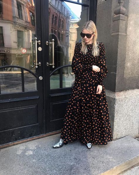 Winter Dress Street Style, Summer Dress For Fall Outfit, How To Style A Long Dress Outfit Ideas, Floral Dresses Long Casual, Maxi Dress Street Style, Maxi Dress Outfit Ideas, Long Dress Outfit, How To Style A Maxi Dress, Casual Long Dresses