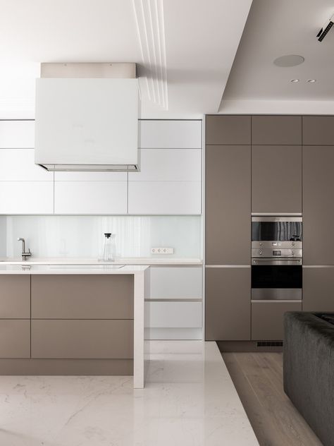 White Glass Sheet Backsplash with Cream Cabinets and Marble Floor
The airy and light atmosphere of this modern kitchen feels very inviting. White Cabinets And White Countertops, Kitchen Backsplash Modern, Flat Front Cabinets, White Marble Backsplash, Backsplash Marble, Glass Backsplash Kitchen, Backsplash For White Cabinets, Backsplash With White Cabinets, White Marble Mosaic