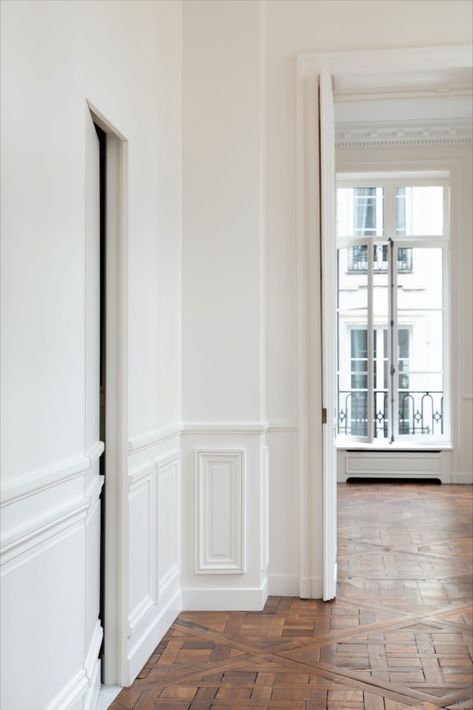 📸 Sébastien Dondain #kashaparis #interiordesign #architecturedinterieure #design #paris #parisianstyle #parquetversailles #molding #secretdoor Tall Ceiling Living Room, Modern French Home, Parquet Versailles, French Design Style, White Mansion, Paris Flat, Penthouse Interior, Parisian Interior, Barcelona Apartment