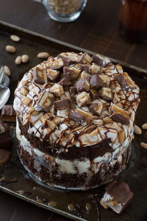 Snickers Bar Ice Cream Cake with actual Snickers ice cream bars inside the cake! This cake is LOADED! Snickers Ice Cream Cake, Snickers Dessert, Snickers Ice Cream, Earthquake Cake, Snickers Candy Bar, Chocolate Pictures, Ice Cream Cake Recipe, Snickers Bar, Icecream Bar