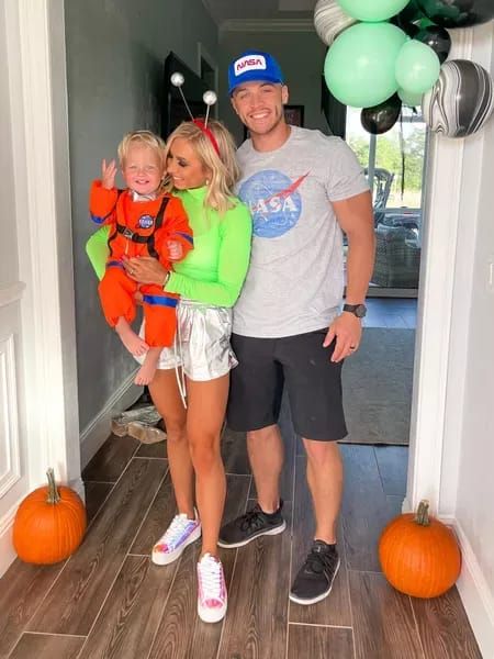 Infant Astronaut Costume, Family Costumes With One Year Old, Small Family Halloween Costumes, Alien And Nasa Costume, Family Costume With One Year Old, Diy Halloween Costumes For Family Of 3, Alien Family Costume Ideas, Astronaut Family Costume Diy, Simple Family Of 3 Halloween Costumes