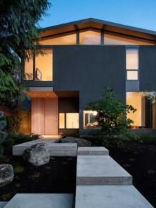 Contemporary renovation with sleek interiors in Vancouver Vancouver Special, Canadian House, Casa Exterior, Architectural Practice, Modern Homes, House And Home Magazine, Residential Building, Residential Design, Residential Architecture